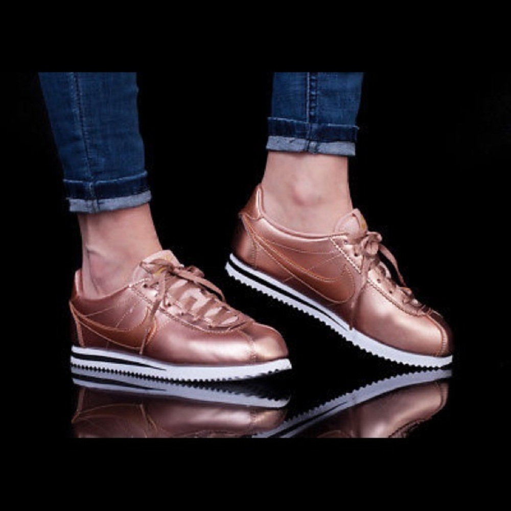 NIKE ROSE GOLD BRONZE WOMENS SHOES SIZE 8.5 SE - Picture 6 of 8